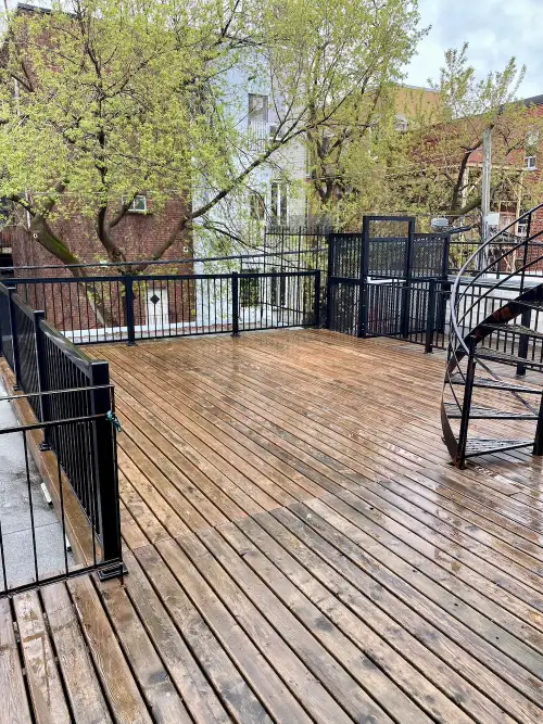 Vivez l’expérience ultime du Plateau dans ce grand appartement de 1 200 pi² sur l'avenue du Parc. À...
