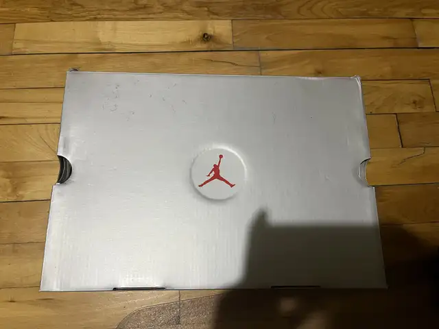 Jordan 13 Chicago 2017 Size 9 Deadstock in Men's Shoes in City of Montréal - Image 10