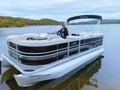 -Ponton sylvan 2016…haut de gamme…condition A-1… -3 quilles -Pompe dans la quille du centre -22 pied...
