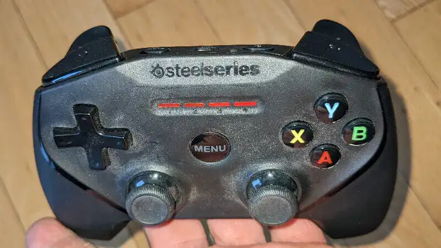 SteelSeries Nimbus+ Bluetooth Mobile Gaming Controller in Other in Mississauga / Peel Region - Image 3