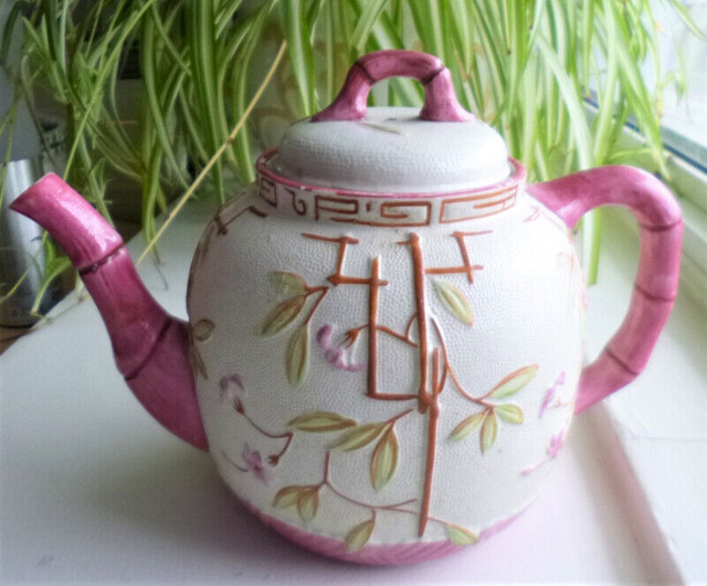 Vintage Character Oriental Style Teapot w/Bamboo Shapes dans Art et objets de collection  à Winnipeg