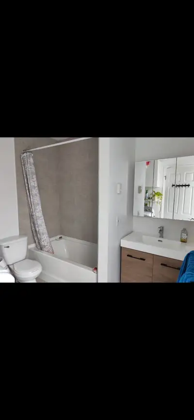 4 1/2 à louer dans triplex à l’étage du haut . Poêle, frigo, laveuse, sécheuse, lave-vaisselle neufs...