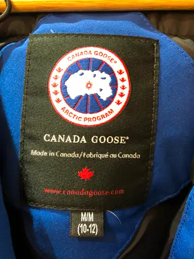 Manteau pour fille Canada Goose grandeur: M 10-12 ans couleur bleu royal portée par une fille pendan...