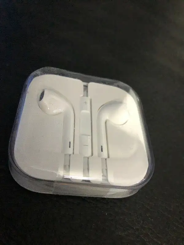 Original OEM Apple IPhone ear buds w/ mic jack NEW IN BOX (NIB) in Cell Phone Accessories in Kingston - Image 2