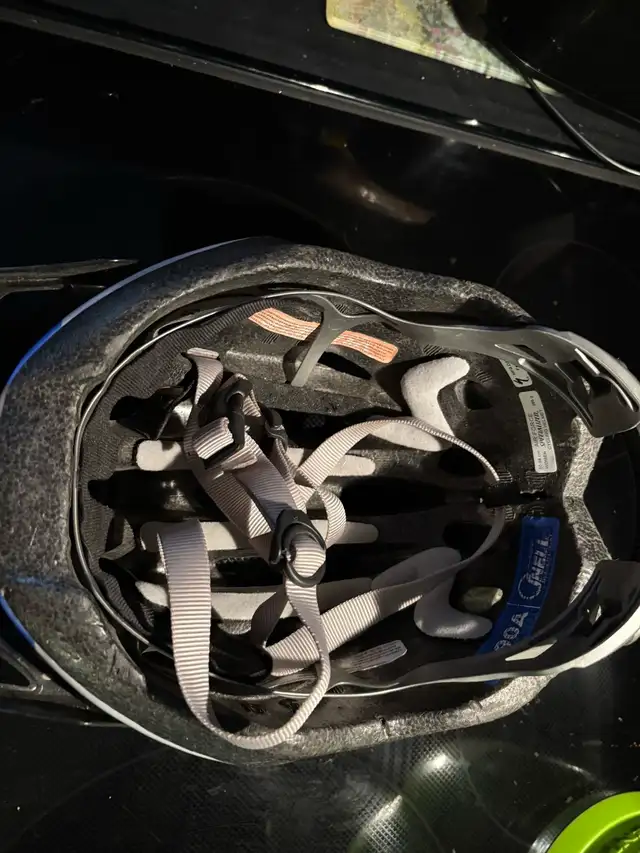 Adult Bike Helmet in Road in Moncton - Image 4