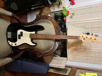 Fender Squier P - Bass, View more