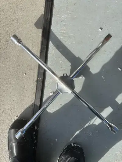 Je vends une clé en croix robuste, idéale pour changer les pneus de votre voiture rapidement et en t...