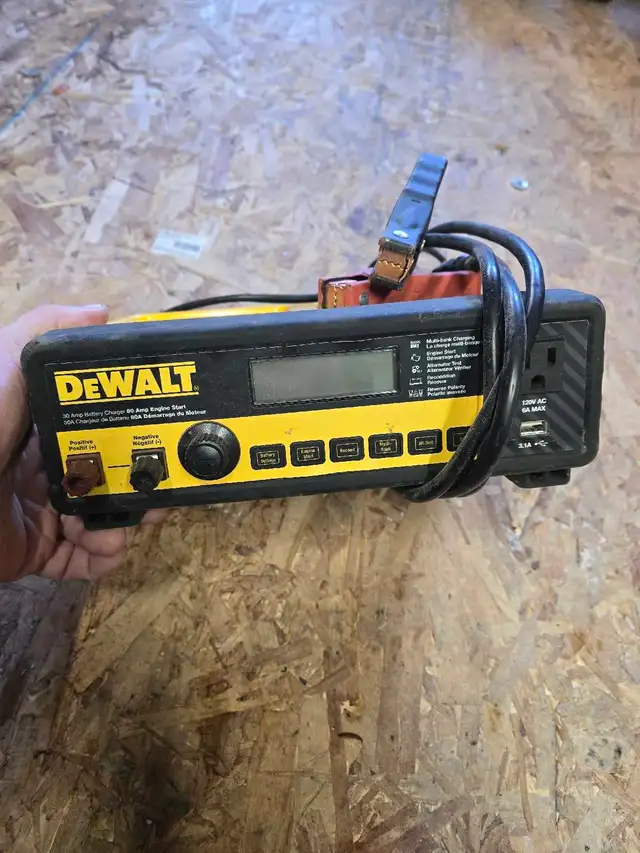 DeWalt Battery Charger in Power Tools in Ottawa - Image 2