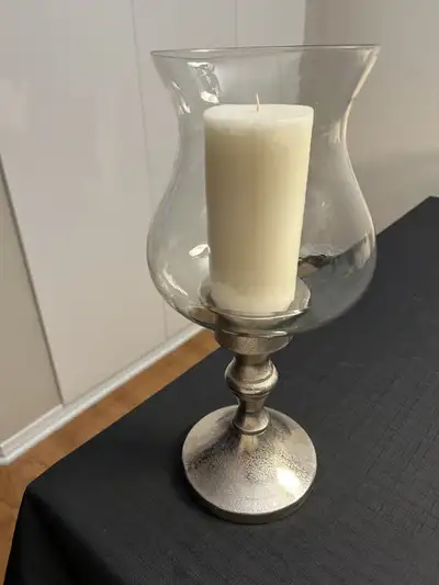 Chandelier en verre genre lampe tempête avec base en métal argenté (16 pouces de hauteur) et accompa...