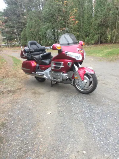Moto Goldwing en bon état, kilométrage 122 200, raison de la vente la santé ne me permet plus d’en f...