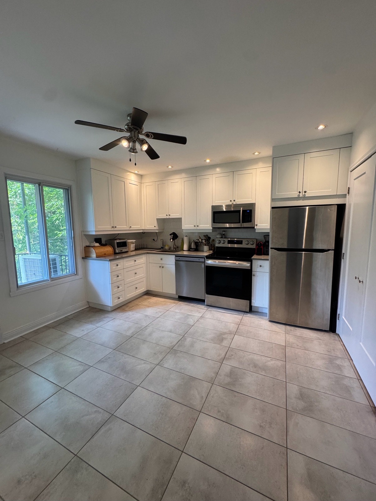Beautiful 2 bedroom + den in Verdun — photo 1