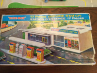 Vintage « Blue Box » Station d’essence 17 pièces (1970)