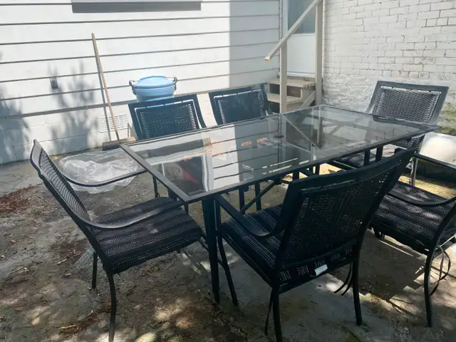 Glass outdoor table and chairs in Dining Tables & Sets in Napanee - Image 2
