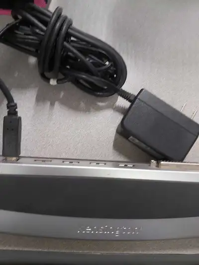 This Kensington Universal Docking Station is in good working condition, offering versatile connectiv...