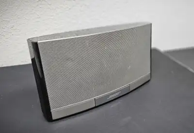 BOSE Sound Dock N123 Portable Digital Music System Speakers - 7/10 few marks on the grill Includes B...
