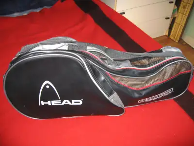 Head , usagé mais SUPER bon Lavé avec multiples poches pour raquettes et autre pour effets personnel...