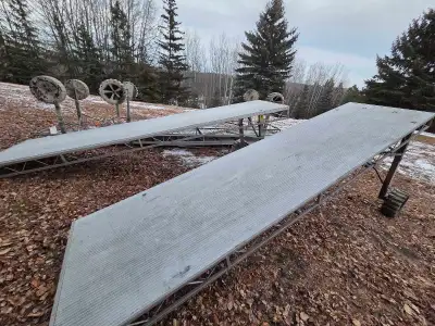 5 sections of floe dock. 4x16 sections and One starter section. Starter section does not have legs....