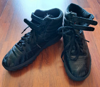 Reebok Womens Freestyle Hi Walking Leather Shoe Size 10 For Sale