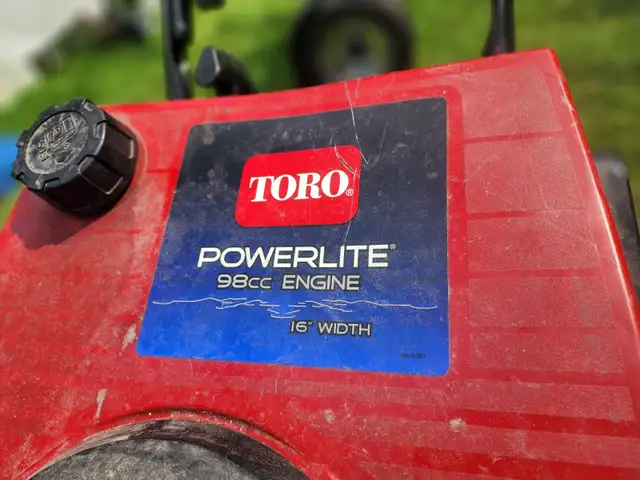 Toro Piwerlite 98cc Engine 16" Width/Cut 2 Stroke Snowblower in Snowblowers in Windsor Region - Image 3