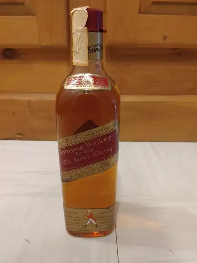 Bouteille de collection Red Label. 700ml chaque 1 des années 60 à 70 1 des années 70 a 80 65$ pour l...