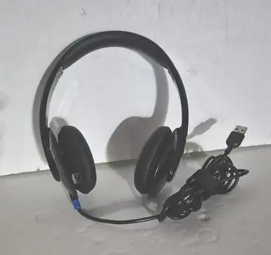 This is a Logitech Headset..It is in good condition and works well. / VOICI UN CASQUE FILAIRE LOGITE...