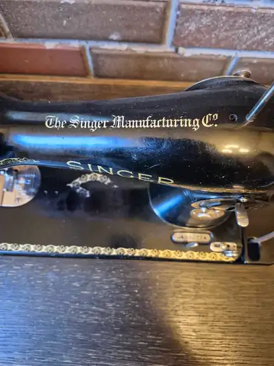 Older Singer Sewing Machine for sale in good condition.