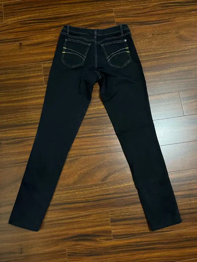 Second Yoga women’s size 30 skinny jeans, dark indigo wash in Women's - Bottoms in Oshawa / Durham Region - Image 11