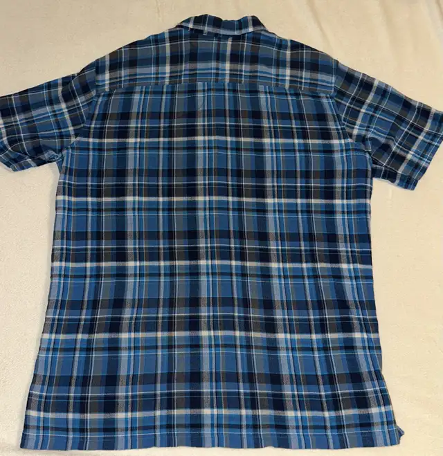 Patagonia Organic Cotton Button Down Shirt Sleeve Shirt - Medium in Men's in Calgary - Image 3