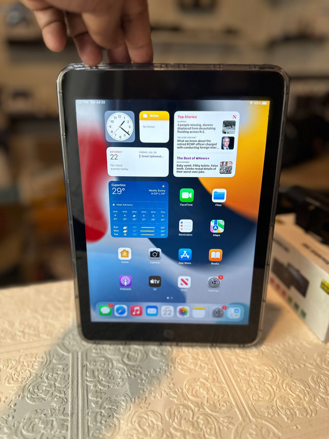 iPad 32GB 2018 - with case excellent condition  in iPads & Tablets in Saskatoon - Image 2