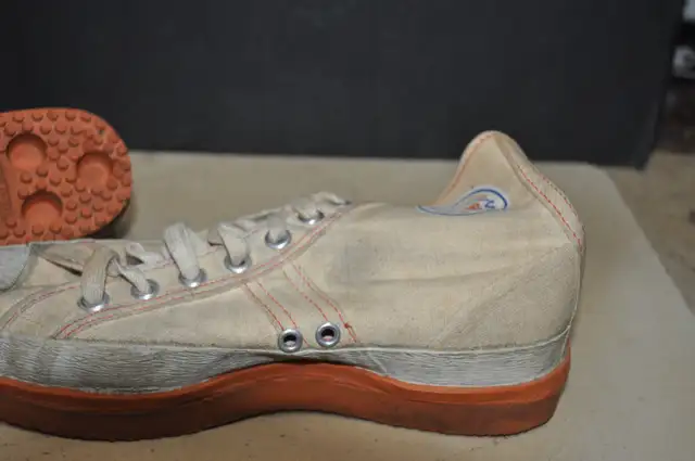 ACTON Wings Broomball sponge Sneakers shoes size 6 vintage Canad in Arts & Collectibles in Victoriaville - Image 8