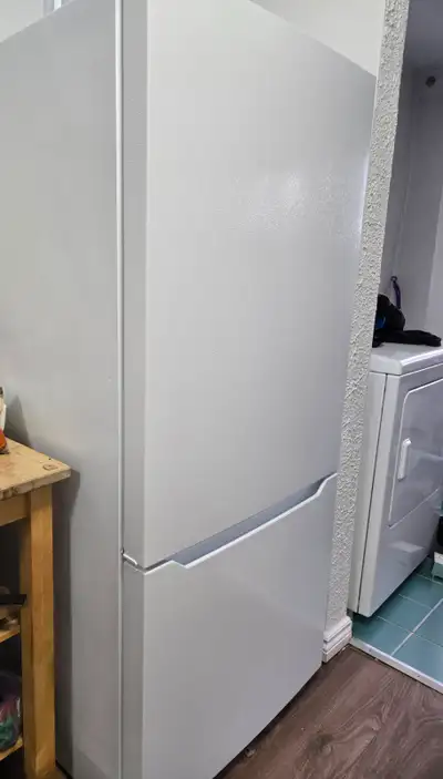 Keep your groceries fresh with this reliable Frigidaire Insignia refrigerator, currently available i...