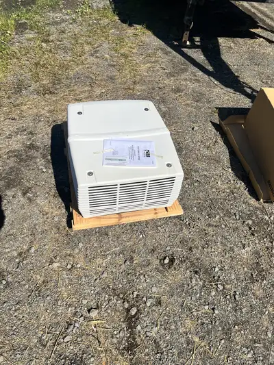 Unité d'air climatisé 13,500 Btu Mach 3 Plus pour remorques ou campeurs. Je l'ai acheté il y a plusi...
