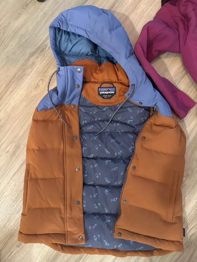 Patagonia vest in Women's - Tops & Outerwear in Calgary - Image 2