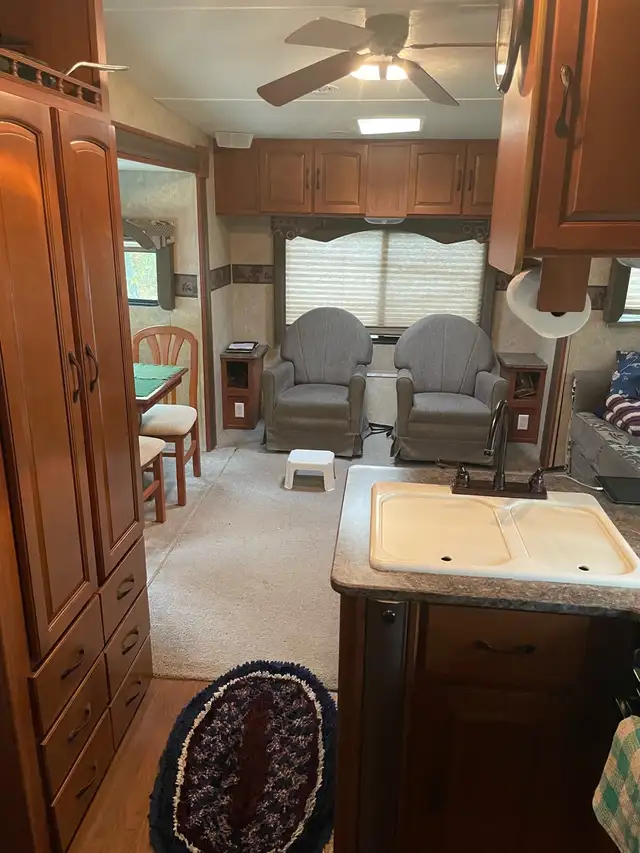 Surveyor 5th wheel camper in Travel Trailers & Campers in Regina - Image 4