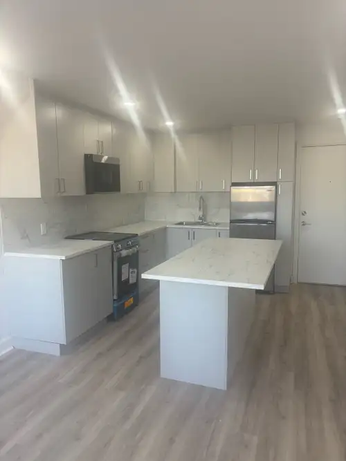 Chomedey Laval, Superbe, lumieaux, propre, tranquille, Sécuritaire , 31/2 à louer -SEMI-MEUBLE (Poêl...