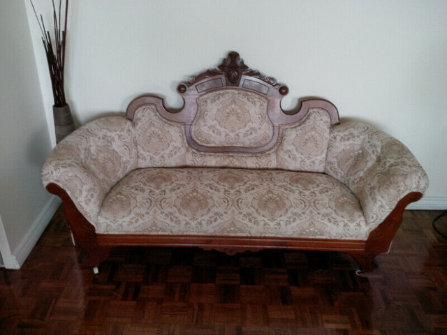 Beautiful Victorian Settee in Couches & Futons in Barrie - Image 2
