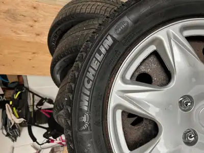Michelin X-Ice with more than 6mm tread. Comes with new wheel covers. Make an offer.
