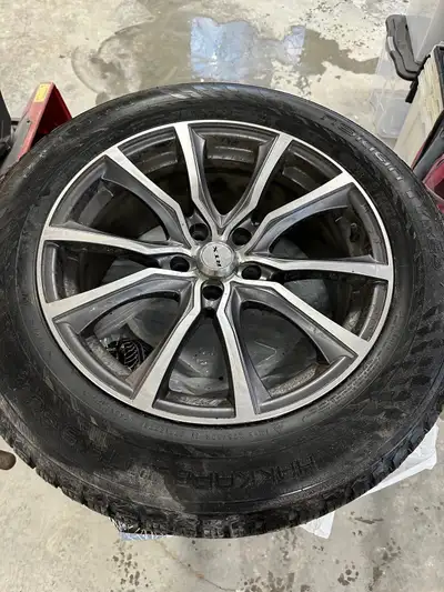 4 Pneus d’hiver cloutés Nokian 235/60 R18 (9/32) montés sur jantes avec Bolt pattern 5x114.3 et coeu...