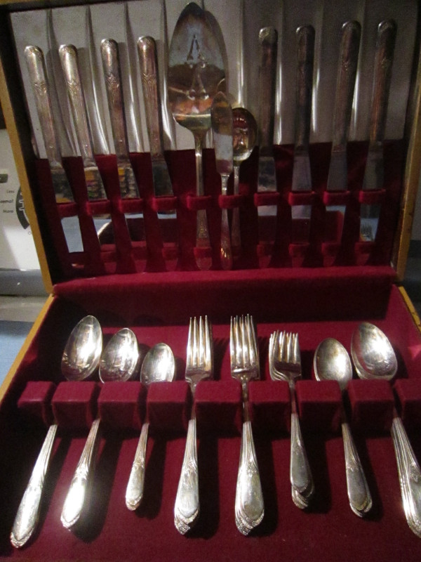 MARY LOU/DEVONSHIRE silverware set, Service for 8 in Arts & Collectibles in Thompson - Image 2