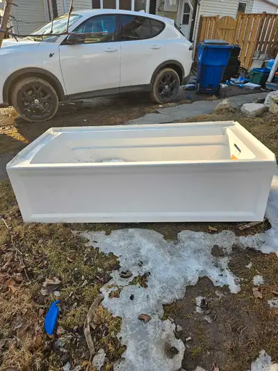 Bath tub still has the plastic wrap on it just can't use asking $50 obo 5193597234