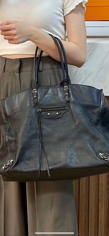Balenciagia Tote - Original in Women's - Bags & Wallets in Delta/Surrey/Langley