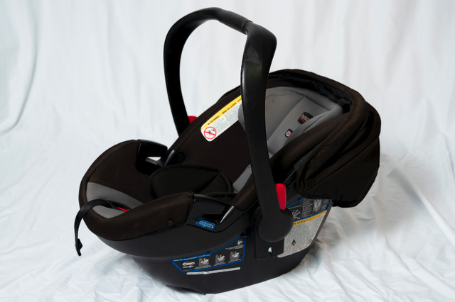 Britax B-Safe 35 Baby Car Seat in Strollers, Carriers & Car Seats in Markham / York Region - Image 4