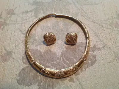 Collier et boucle d'oreille en pierres du Rhin, View more