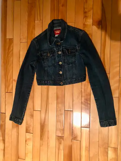 Authentic vintage GUESS Jeans cropped denim jacket from the early 2000s (Y2K). • Size Medium (M/M) •...