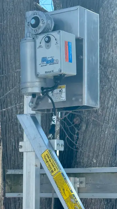 Lightly Used 4500lbs Vertical Aluminum Boat Lift Comes with four wheels and a motor. Lift 4,500 lbs....