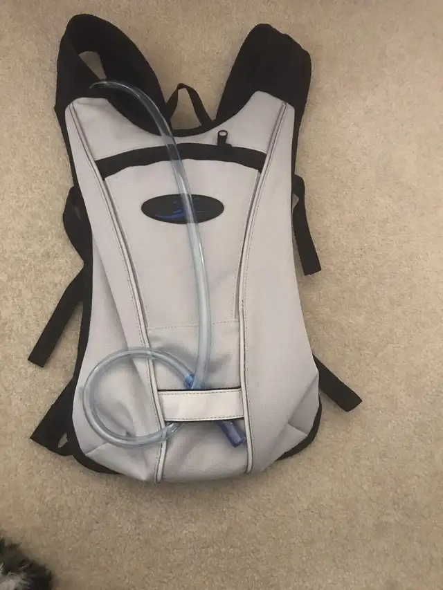 Hydration Backpacks in Fishing, Camping & Outdoors in Delta/Surrey/Langley - Image 2