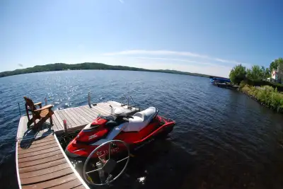 Magnifique cottage au bord du Grand Lac Brompton. Secteur paisible mais près de tous les services es...