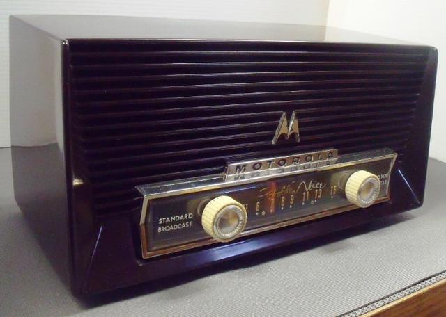 MOTOROLA TUBE RADIO MODEL MK-66X (1955 REFURBISHED) in Arts & Collectibles in Lethbridge - Image 2