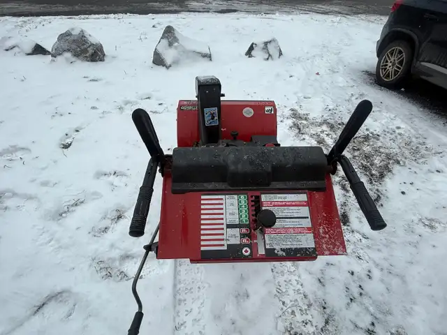 Souffleuse à neige MTD à essence. 10/28 in Snowblowers in Granby - Image 3