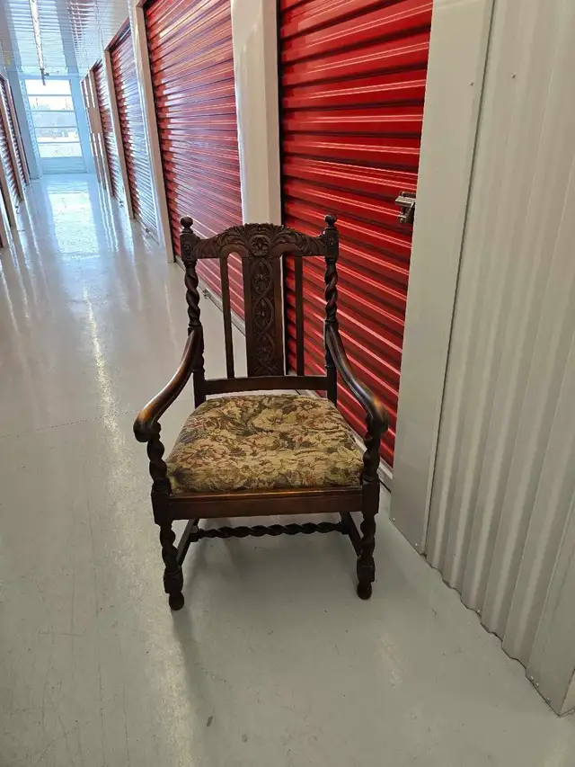 Antique Arm Chair in Chairs & Recliners in Markham / York Region - Image 3
